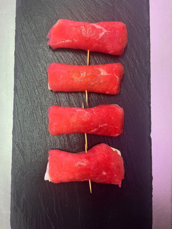 Involtini di carpaccio di manzo con prosciutto cotto e fontina